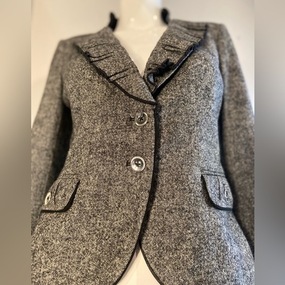 White House Black Market~Sweet~Ruffle Collar~Button Closure~Short Blazer~Size 2 - Picture 8 of 16